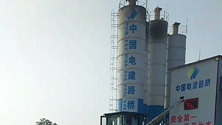 中國(guó)電建路橋在某項(xiàng)目中使用夯神HC高速液壓夯實(shí)機(jī)進(jìn)行地基壓實(shí)施工 中國(guó)電建路橋在某項(xiàng)目中使用夯神HC高速液壓夯實(shí)機(jī)進(jìn)行地基壓實(shí)施工